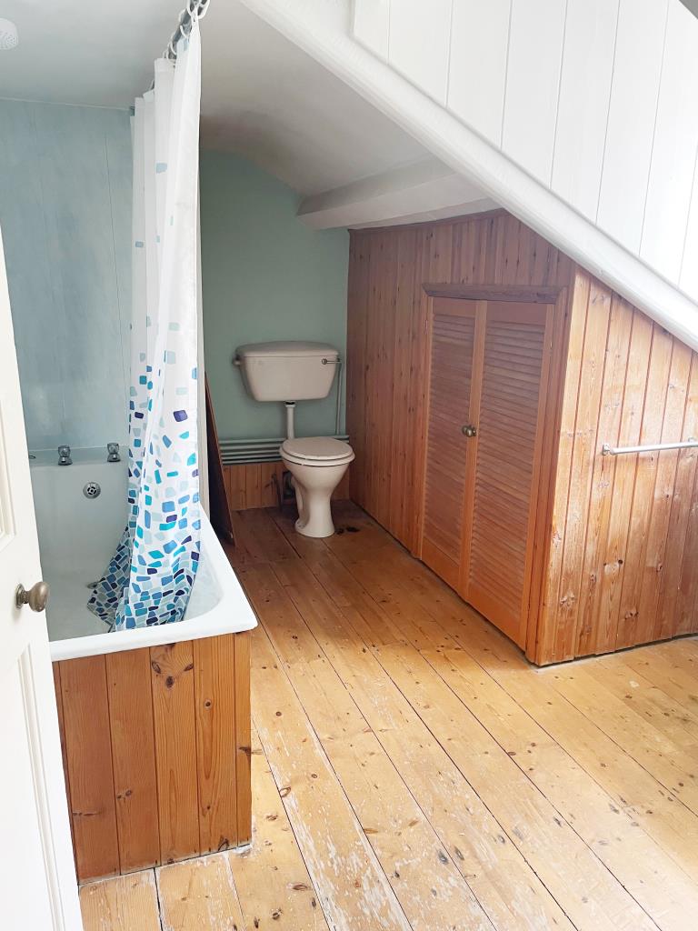 Lot: 68 - TOWN CENTRE COTTAGE FOR IMPROVEMENT - Bathroom